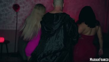 Nonton Big Ass Babes Team Up On Ripped Guy thumbnail
