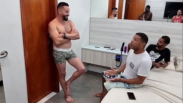 Play MP4 - Bastidores da grava&ccedil;&atilde;o com a novinha Thai Kalifa na maior putaria com varios machos liberando ate cu e fazendo Dp