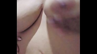 me gusta jugar con mi dildo en mis tetas