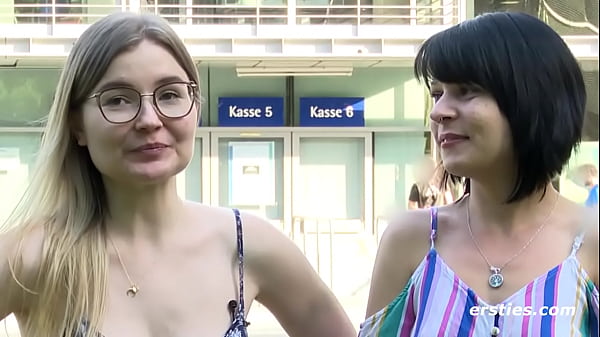 Ersties: Deutsche l&auml;sst sich Muschi und Po von Freundin verw&ouml;hnen 