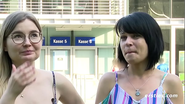 Play MP4 - Ersties&colon; Blonde von Freundin vaginal und anal verw&ouml;hnt