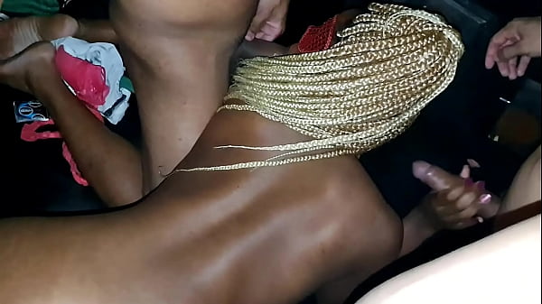 Suruba com a gostosa casada do rab&atilde;o no swing mamando varios homens no glory hole e fodendo na frente do marido corno