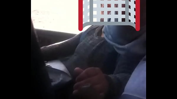 Play MP4 - Se toma hasta la &uacute;ltima gota&comma; esperando a su hijo afuera de la escuela