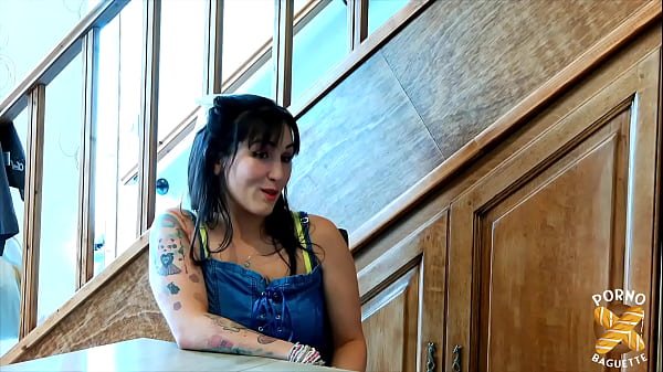 Tutty brune sublime se r&eacute;gale avec cette bite 