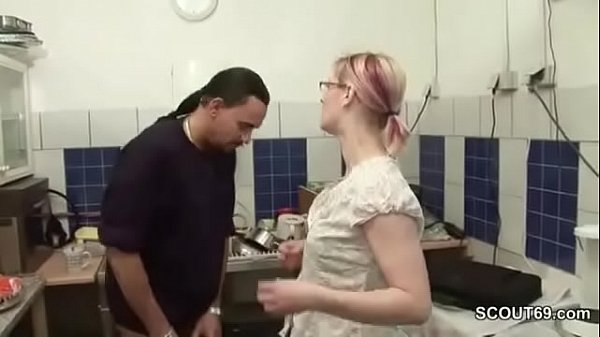Play MP4 - Chef fickt Azubi Teen wegen Gehalts auf Arbeit durch
