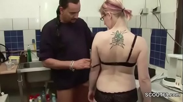 Chef fickt Azubi_Teen wegen Gehalts auf_Arbeit durch