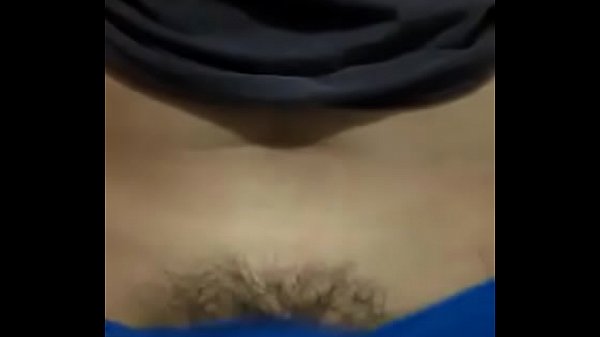 Putita jugando con su coñito Pt1