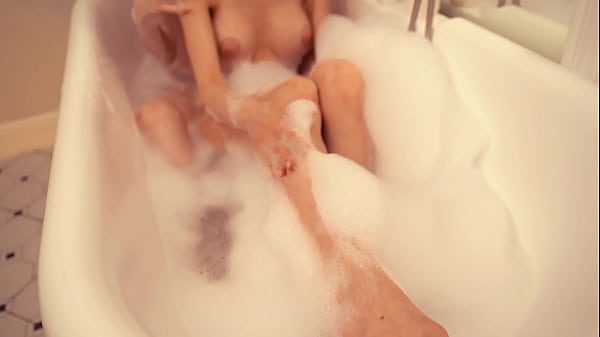 Nonton Soap Bubbles Of Passion: Two Luxurious Long-haired Ones Can't Resist thumbnail