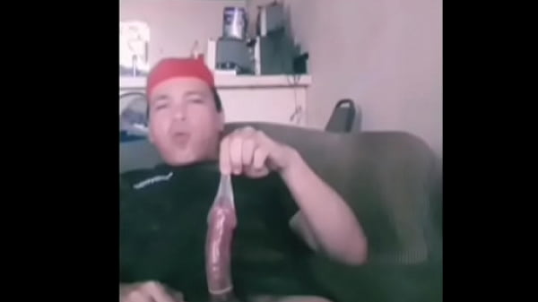 Play MP4 - Latino se pone condon en su verga