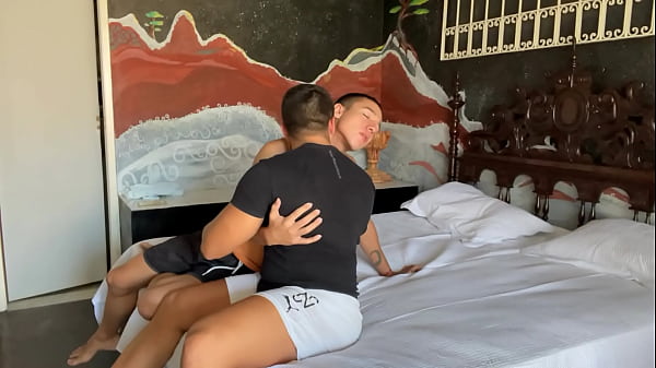 Fui jogar video game na casa do vizinho e ele ficou sozinho. Nos divertimos de outra forma. - Free 