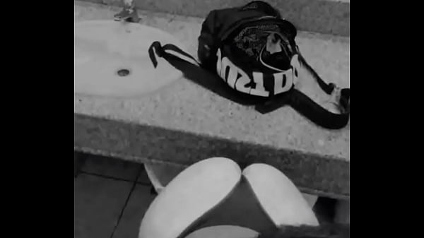 Me sac&oacute; la ropita en el pa&ntilde;o p&uacute;blico del supermercado 