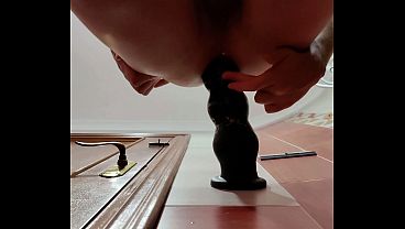 Chico femboy follando su culo con dildo xxl contra la pared