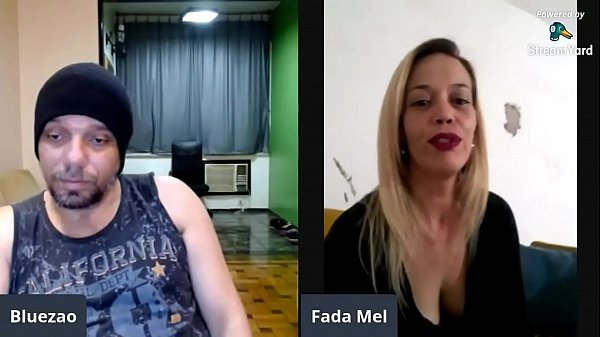 Fada mel interagindo com o publico adulto