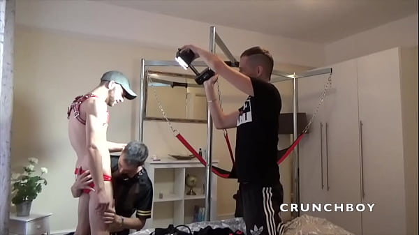 Camera Cachee Crunchboy Salope Dos&eacute; Par Daddy Sur Sling thumbnail