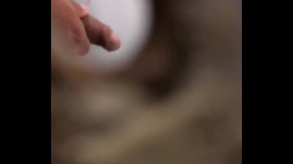 Espiando o Novinho pelo Buraco no Banheiro