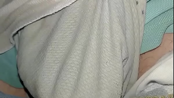 Pantalones orinados con pa&ntilde;al de tela en ma&ntilde;ana lluviosa y dos orgasmos 