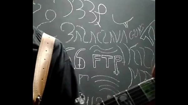 Novinho tocando uma