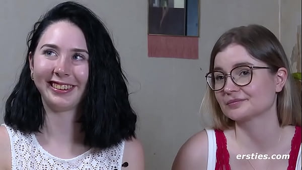 Play MP4 - Ersties&colon; 18-j&auml;hrige deutsche Studentin von Freundin mit Strap-On genommen