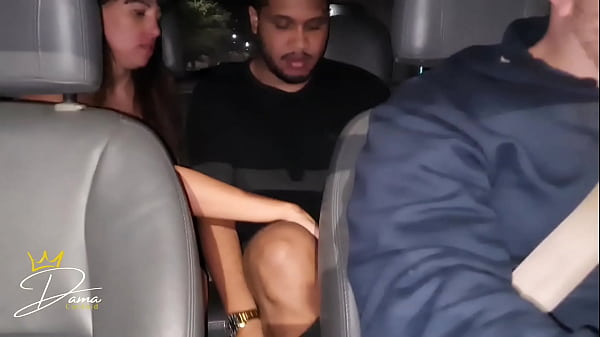 Namorando Preto Dotado Em P&uacute;blico E Sendo Fodida No Carro - Dating A Big Black Cock In Public And Fucked In A Moving Car thumbnail