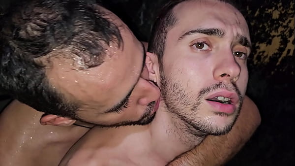 Sacanagem Outro Macho Turista Dentro De Uma Cabine Do Sexo No Centro Da Cidade. thumbnail