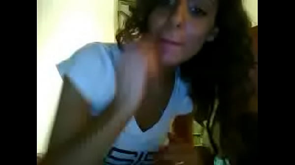 Chica tetona ense&ntilde;ando melonsotes