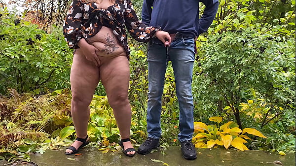 Play MP4 - The couple that pees together stays together