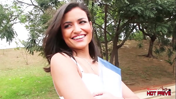 Estudante buscando rola, resolve foder com dois marmanjos 