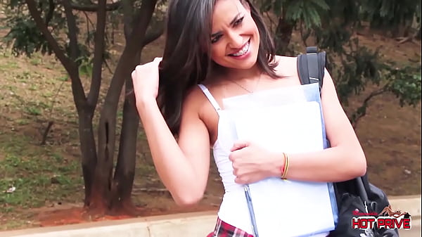 Play MP4 - Saindo da escola&comma; escolhi duas rolas para sentar - Estudio