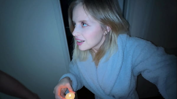 Nonton Horny Stepmom Begs Me To Fix The Power&mdash; I Went Above And Beyond thumbnail