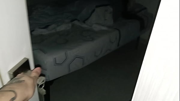 Esposa ajena se queda solay me deja las llaves bajo el tapete para que entre a tocarla