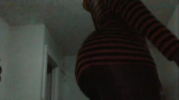 Play MP4 - Thick ass shorty in skirt