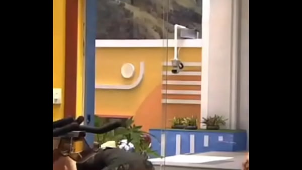 lavando a buceta bem gostoso