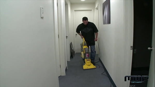 Play MP4 - Blonde bitch seduces guy at job