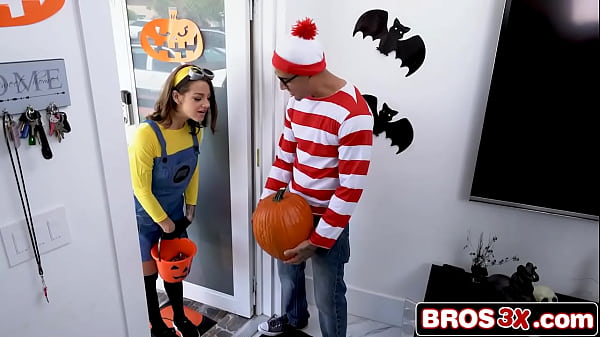 Nonton Trick Or Treat Turned Deepthroat And Fuck With A Pumpkin Twist thumbnail