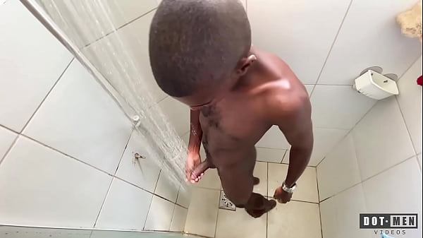 Play MP4 - Neg&atilde;o Roludo Tomando Banho