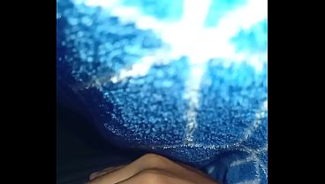 Creampie debajo de mi sá_bana. Sin que mi hermana se de cuenta