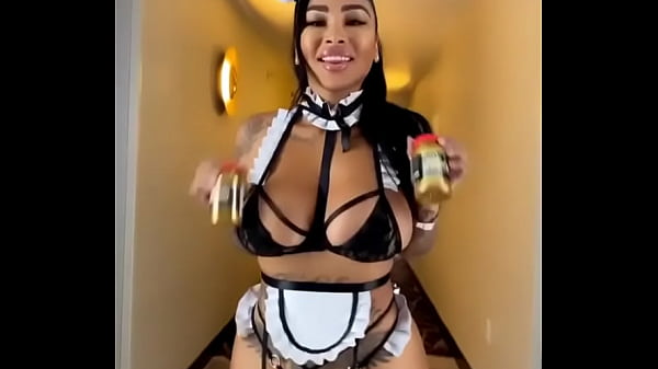 Sirvienta Hermosa en vestido sexy Hot 