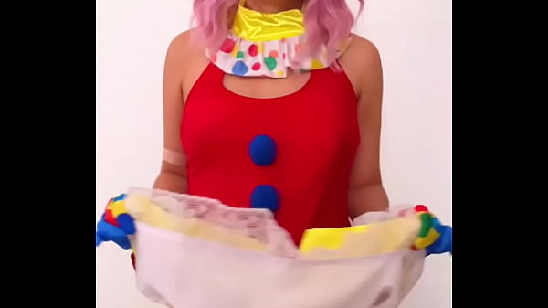 Dabalilela chica timida se levanta la falda en el circo muestra el culo 