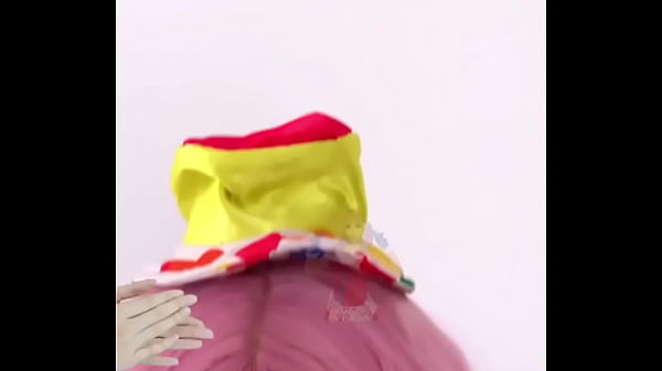 Dabalilela chica timida se levanta la falda en el circo muestra el culo 