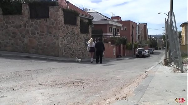 Play MP4 - La estudiante rubia tiene que ser purificada por el Padre Damian&period; Valentina Rossi la pecadora