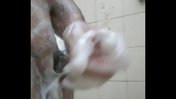 Depois de um fds tenso cheio neg&oacute;cio &eacute; um banho bem tomado pra relaxar #xotaawards #pintosaward #punheta #littledick 