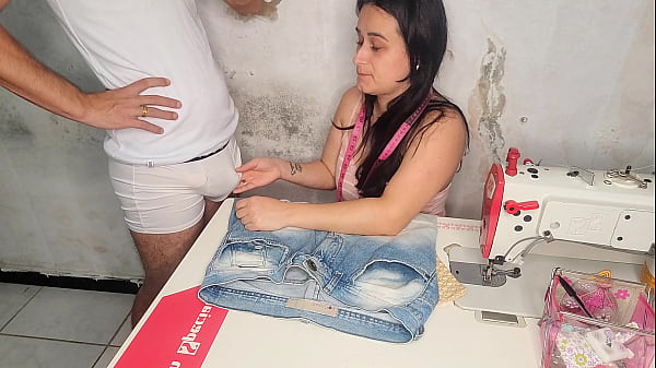 Costureira casada deixa cliente de pau duro! 