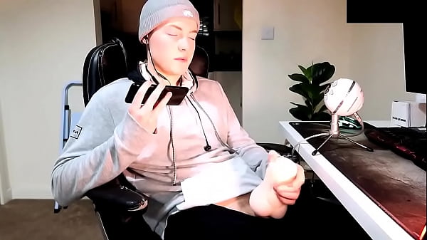 Play MP4 - Masturbating While On The Phone With Girl