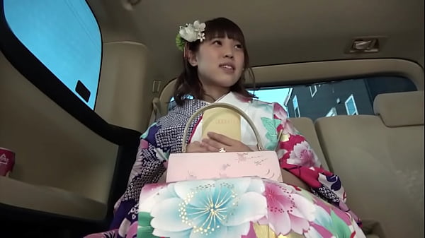 成人式帰りの隠れ爆乳gカップ20歳 記念撮影と称してハメ撮りを撮影 1