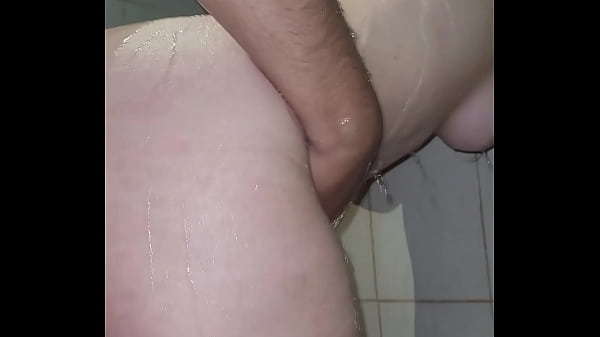 veo a mi hermanastra bañandose y me deja grabarla mientras mela cojo