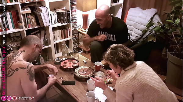 Soiré_e baise &_ jeu de socié_té_ chez Charlie