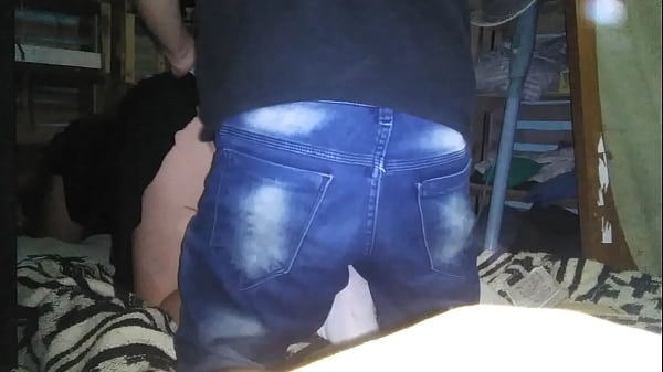 Masturbo a prostituta con tanga rosadita al anochecer cuando todos duermen