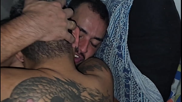 Tatuado Trepando Casal De Gays Que S&atilde;o Muito Putos Na Cama. thumbnail