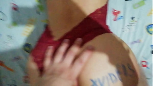 Nalgona en lencer&iacute;a roja