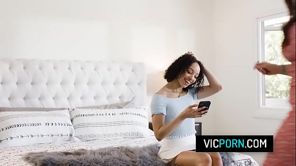 Nonton Lonely Stud Fucks Two Babes In A Threesome thumbnail